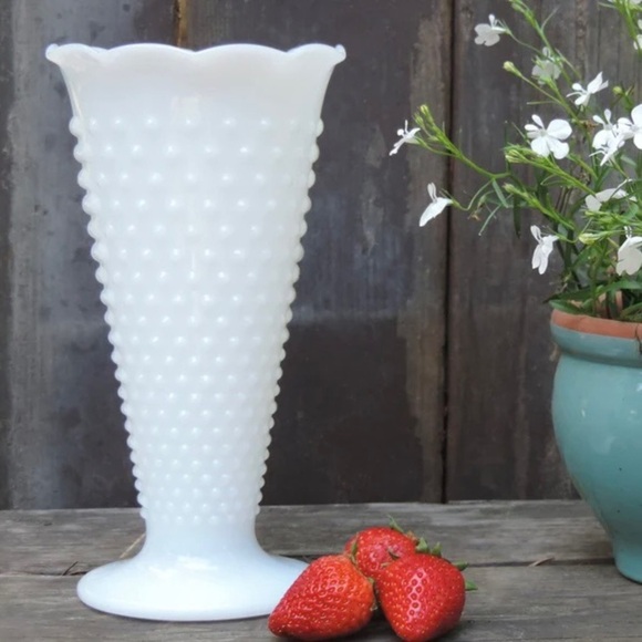 Large Hobnob Milk Glass Bouquet Vase - Picture 10 of 15